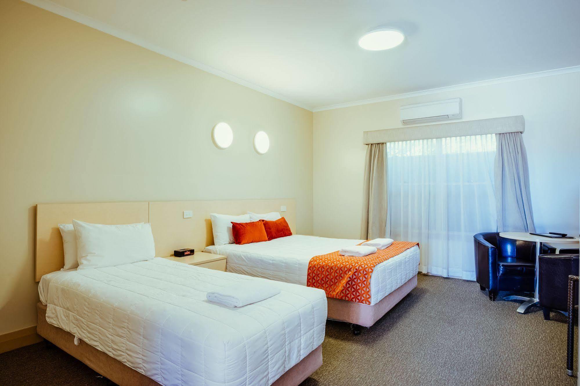 Club Motor Inn Наррабри Экстерьер фото
