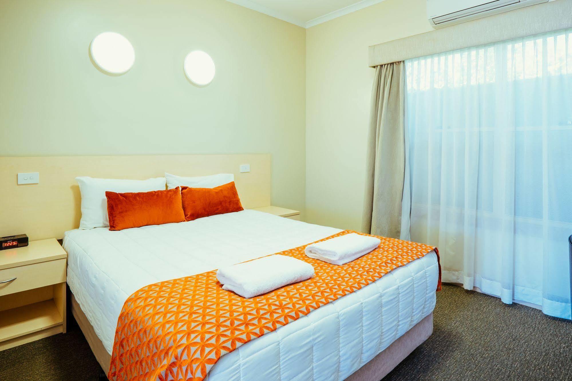 Club Motor Inn Наррабри Экстерьер фото